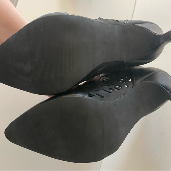 Novo stiletto booties with laser cut detail. Size 7 - Picture 6 of 8